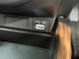 USBも完備しており長距離でも安心です!スマートフォンやタブレット等の充電が可能なUSBポート付きです。好きな音楽も一緒に連れ出せますよね。
