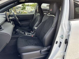 ホールド性の高いスポーティシートは長時間の運転でも疲れにくく、シート表皮の一部にスエード調表皮を採用しています。