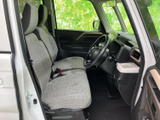 前席は視界が広く、運転席から前方や左右を確認しやすいレイアウトです。明るい色合いのシートが室内に開放感を添え、ゆったりと座れる印象。乗り降りもしやすい空間です。
