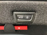 オートマチック・テールゲート・オペレーション  電動オープン、クローズ機能を備えたテールゲートはリモートコントロールキーのボタンの操作、テールゲートのボタンにより開閉が可能です。