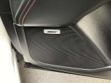 BOSEサウンドシステムを装備しております。10個のスピーカーを車内各所へ配置しており、お好みの音楽をクリアな音質でお楽しみいただける仕様となっております。
