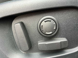 【運転席12ウェイ電動フロントシート】シート位置の調整、リクライニング、ランバーサポートで最適なポジションをとる事ができます。ストレスのないドライブが楽しめます。