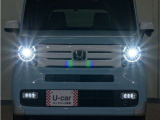 LEDヘッドライト(オートハイビーム機能付)が搭載されており、遠くまで明るく均一に照らし、高速道路等での安心感が向上しております。