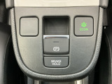 燃費の向上に有効なECONスイッチ、わずかな力で簡単に操作出来る電動パーキングブレーキ、信号待ちや渋滞時などブレーキを踏み続ける場合に比べて足腰の疲労が軽減されるオートブレーキホールド付きです!