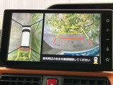 車両後方の映像と周囲の状況を画面で確認でき、駐車時の安全確認をサポートします。ガイド表示も備わり、後退時に距離感をつかみやすく、落ち着いて操作できます。