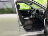 運転席と助手席には赤いアクセントを配したシートを備え、落ち着いた室内にほどよい彩りを添えています。ドアを開けた際の乗り降りもしやすい開口部です。