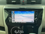 通信ユニット内蔵の日産純正メモリーナビ(MM317D-W)装備、スマホアプリと連動、音声対話検索などに対応した高機能ナビ。多彩なメディア再生。