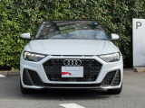 Audiデザインの特徴であるシングルフレームグリルが存在感を主張します。