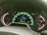速度や燃料残量などの情報を、運転席から見やすい位置にまとめて表示します。走行中も必要な情報をひと目で確認しやすく、日々の運転をサポートするメーターまわりです。