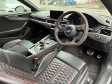 ステッチとカーボン調の加飾が、運転席をスポーティーに彩ります。メーターとナビ画面が見やすく配置され、情報を確認しながら移動できる室内。ハンドルの握り心地や操作部の配置も、実車でじっくりご確認ください。