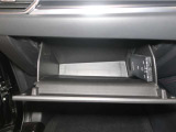 シンプルなデザインのグローブボックス。車検証などを収納しておくことが出来ます。