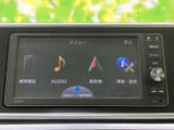 画面には携帯電話、オーディオ、目的地、情報・設定のメニューが並び、用途を選びやすい表示です。画面横には物理ボタンとダイヤルも配置され、目的に応じて機能を確認しながら扱える装備です。