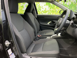 前席は身体を支える形状のシートで、運転席と助手席の間にもゆとりを感じられる配置です。窓からの視界も確保され、乗り降りしやすい開口部とともに、毎日の移動を快適に過ごせる空間です。