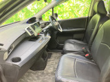前席まわりは見通しがよく、運転席と助手席の足元にもゆとりがあります。落ち着いた色調でまとまった室内は、毎日の通勤からご家族でのお出かけまで快適に過ごせます。