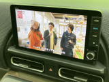 画面いっぱいに映像を表示でき、停車中のテレビ視聴にも活用できます。画面まわりにはホームや現在地、オーディオのボタンが配置され、必要な機能を見つけやすい構成です。車内で過ごす時間の楽しみが広がります。