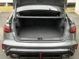 スクエアに造られたトランクルーム。開口部が大きいく々とした荷室は、多くの荷物を積み込むことができます。