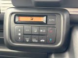 オートエアコンは温度を設定すれば自動で快適な状態をキープしてくれるので運転中の温度操作が減るので楽々ですね♪