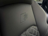 【運転席】運転席はドライバーをしっかり包み込むように設計されており、長時間のドライブも問題御座いません。また大きな傷や、汚れなどなく綺麗な状態で入庫しています。