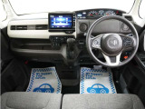 運転にかかわる様々な操作を安全に行えるように視点移動が少なく、操作性に配慮されたスイッチ類が凝縮されたコクピットです。
