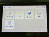 画面のメニューからオーディオやテレビ、アプリ、各種情報、設定へアクセスできます。項目が見やすくまとめられており、必要な機能を画面上で選びやすい構成です。日常の操作にも便利です。