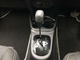 操作しやすいATシフトです。 シフトチェンジを気にしなくていいので運転だけに集中できますね。 自然と手に届くところにある、手になじむ形状のシフトノブがいいですね。