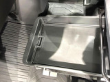 【シートアンダーボックス】シートの下に大容量の収納スペースが備わっており、靴や洗車グッズなど、外から見られたくないものをすっきり収納できて便利!