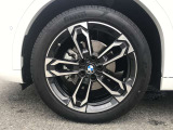 中古車のため、若干の小傷等がついてしまったホイールも御座います。修理も可能で御座いますので、気になる方はお気軽にお申し付けくださいませ。