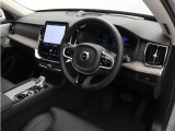 XC90の車内に漂う落ち着きある雰囲気をお楽しみください。優れた遮音性と先進のサスペンションテクノロジーにより、キャビンに侵入するロードノイズと不快な振動を最小限に抑えました。