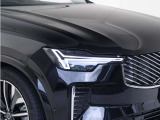 ボルボを象徴する「トールハンマー」デザインのT字型LEDヘッドライト。マトリックスLED技術により、遠くまでしっかりと照らしながら、周囲の状況に合わせてスムーズに配光をコントロールします。