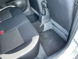 純正フロアカーペット付きです。社外品とは違い、マットのズレも少なく安全に運転できます。