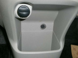 運転席と助手席の間に小物入れがあります☆