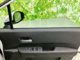 ドア内側にウインドウスイッチやミラー調整用の操作部がまとまり、運転席から手の届きやすい配置です。窓やミラーに関わるボタンが並び、表示を確認しながら日常的な操作を行いやすい室内装備です。