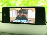 テレビ映像を表示できる画面を備え、停車中の待ち時間などに番組を視聴できます。画面上で映像を確認でき、休憩時の過ごし方に役立つ装備です。