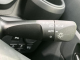 レバーには各種の表示がまとめられ、目に入りやすい位置で確認できます。運転席から手を伸ばしやすく、表示を見ながら必要な設定を選びやすい、日々の運転に便利な装備です。
