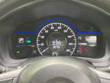 速度や走行距離などの情報がまとまり、運転中に必要な表示を確認しやすい配置です。メーター内には各種インジケーターもあり、車両の状況をひと目で把握しやすくなっています。