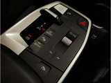 運転中にもオーディオの音量やFMの切り替えなどステアリングでの操作で切り替え可能なため、ステアリングから手を放す必要がない為、運転中でも操作が簡単でございます。