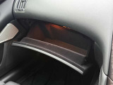 車検証などが収納できるグローブボックスも完備!