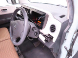スイッチ類やメーターが見やすく配置された運転席まわり♪ シンプルで操作しやすく、毎日の通勤やお買い物など、日常のドライブを快適にサポートします。使い勝手の良さが魅力の一台です!