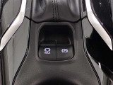 電動パーキングでホールド機能が有り信号待ちでのパーキング操作が自動で行えます。