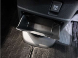 ◆センターロアボックス◆インパネ中央の下部には、ごみ箱としても使用する事ができるセンターロアボックスを装備しております。