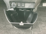 手前に開く収納スペースがあり、車内で使う小物をまとめておくのに便利です。周辺には操作部も配置され、必要な装備を運転席まわりで確認しやすくなっています。