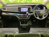 運転席まわりはメーターやナビ画面を見渡しやすく、前方の視界も広々。シートにはゆとりがあり、毎日の移動も落ち着いて過ごせます。