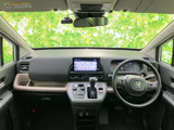 前方から左右まで視界が広がり、運転席と助手席それぞれから周囲を確認しやすい室内です。シートは身体を預けやすい形状で、日々の移動も落ち着いて過ごせます。