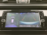 車両後方の映像に加え、周囲を上から見下ろした表示も確認できます。駐車時に後方や周辺の状況を把握しやすく、画面の案内を参考に落ち着いて操作できます。