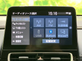 オーディオソースを画面上で選べる構成で、ラジオやUSB、Bluetoothなどの項目を一覧で確認できます。使いたい音源を見つけやすく、日常の移動にも便利です。
