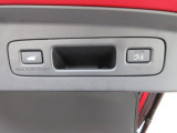 パワーテールゲートはスイッチやハンドル、スマートキーで開閉可能。さらに予約クローズ機能により、スマートキーを携帯したまま車両から離れると自動で閉まります。