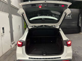 ゆったりとしたトランクルームでございます。たくさんのお荷物の車載が可能でございます。