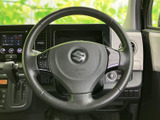 握りやすい形状のステアリングに、手元で扱えるスイッチを配置。視線を大きく移さずに操作しやすく、前方を確認しながら使える便利な装備です。運転時の操作を身近にまとめています。