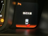 パーキングセンサーシステムは走行中に障害物が迫ると音と表示でお知らせ、低速走行時時の安心感を高めます