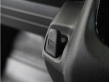 ◆コンビ二フック◆ちょっとした買い物の袋を吊り下げたり、ゴミ袋を吊り下げられるコンビニフックがあり車内を転がらず便利です!